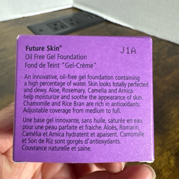 NIB Chantecaille Future Skin Oil Free Gel Foundation Carob 1 oz. - Picture 4 of 8